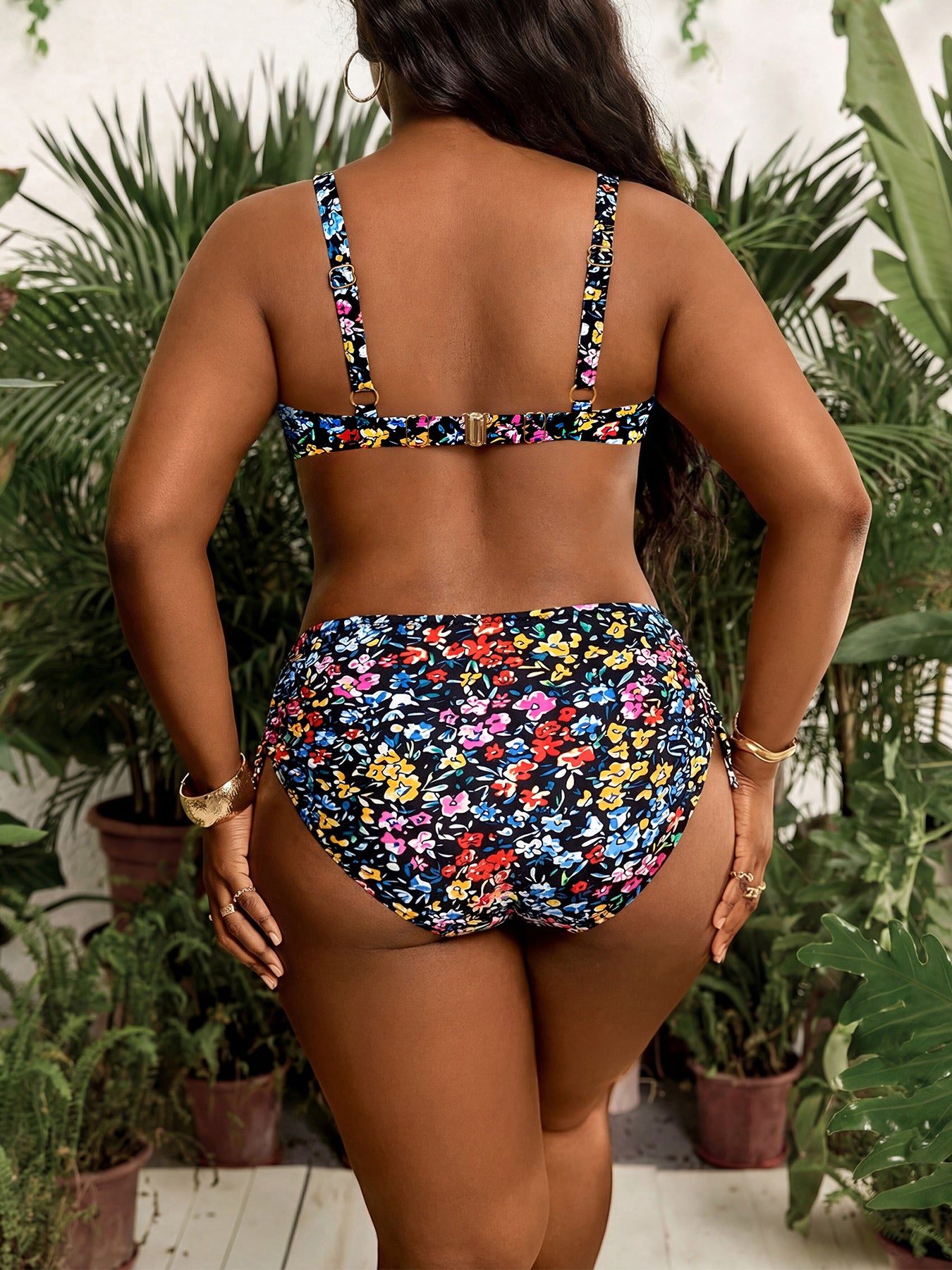 Nuovi set di costumi da bagno estivi e primaverili con bikini floreale separato alla moda, a vita alta e stile con arricciature, adatti a donne per spiaggia e abbigliamento casual.