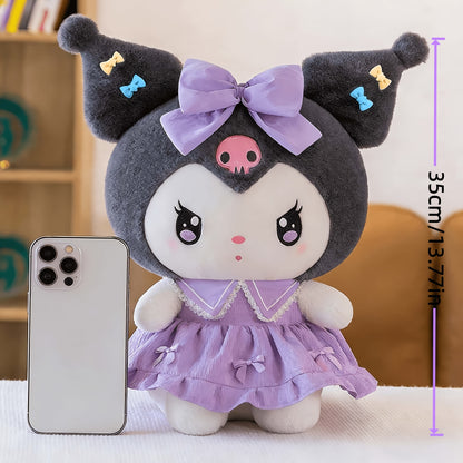 Peluche ufficiali Sanrio Kuromi e Melody in abito stile principessa soffice con fiocco rosa - il regalo di compleanno perfetto per bambine, un oggetto da collezione e un must-have per San Valentino.