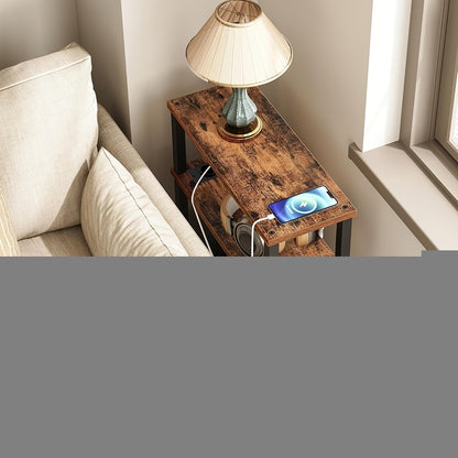 Tavolino Laterale Stretto a 3 Ripiani, Tavolino da Divano con Stazione di Ricarica, Comodino con Cassetto Rimovibile in Tessuto Non Tessuto, Tavolino da Divano in Stile Rustico, Adatto per Camera da Letto, Soggiorno, Ufficio, Molteplici Ambienti, Marrone