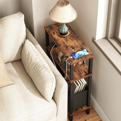 Tavolino Laterale Stretto a 3 Ripiani, Tavolino da Divano con Stazione di Ricarica, Comodino con Cassetto Rimovibile in Tessuto Non Tessuto, Tavolino da Divano in Stile Rustico, Adatto per Camera da Letto, Soggiorno, Ufficio, Molteplici Ambienti, Marrone