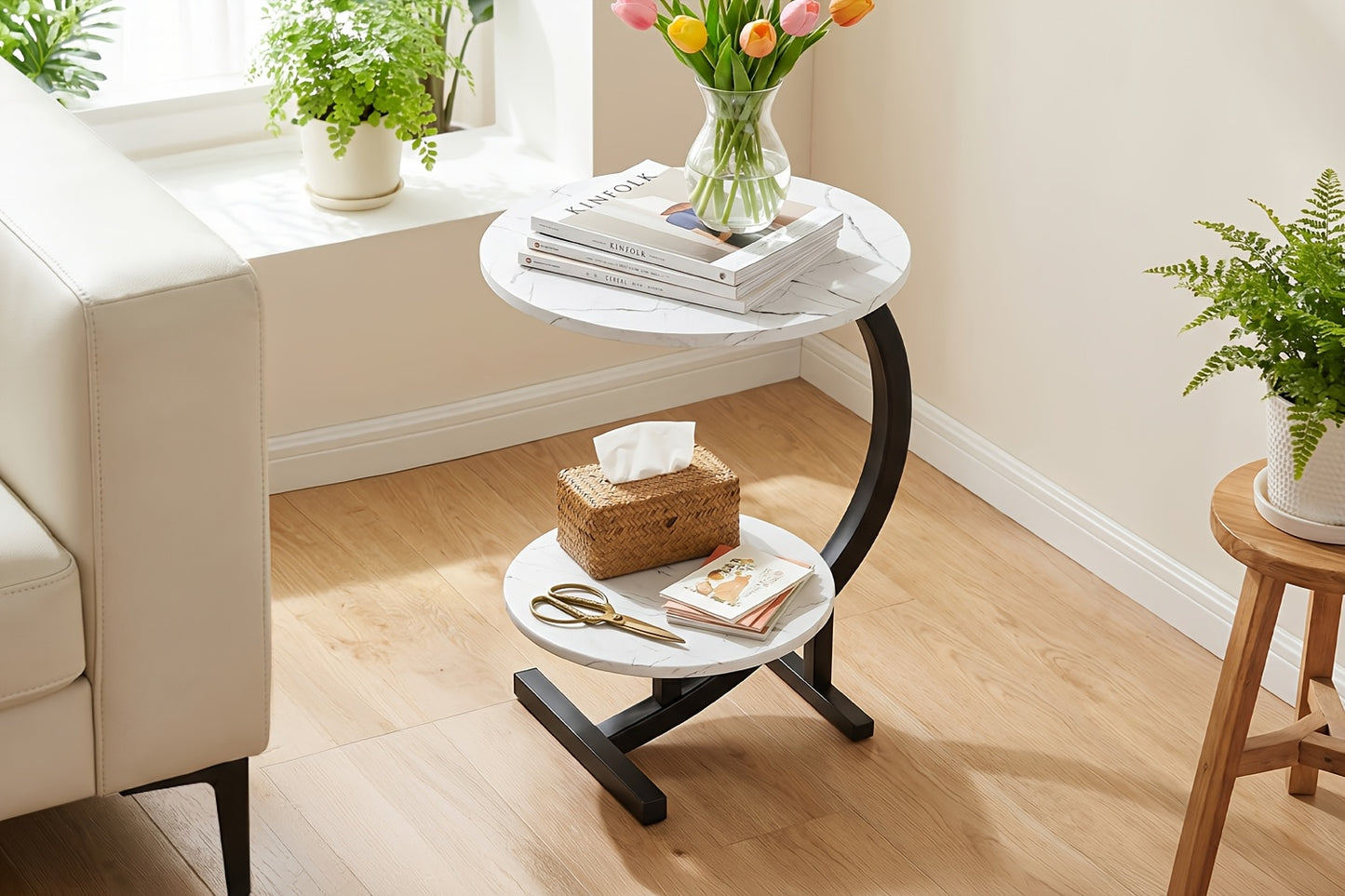 1 Tavolino Laterale a Forma di C, Tavolino Mobile, Tavolino per Laptop, Tavolino per Divano, Design Minimalista Moderno con Motivo Marmo Bianco, Adatto per Divani in Stile Moderno/Industriale, Design Salvaspazio per Piccoli Appartamenti, Ideale per Soggio