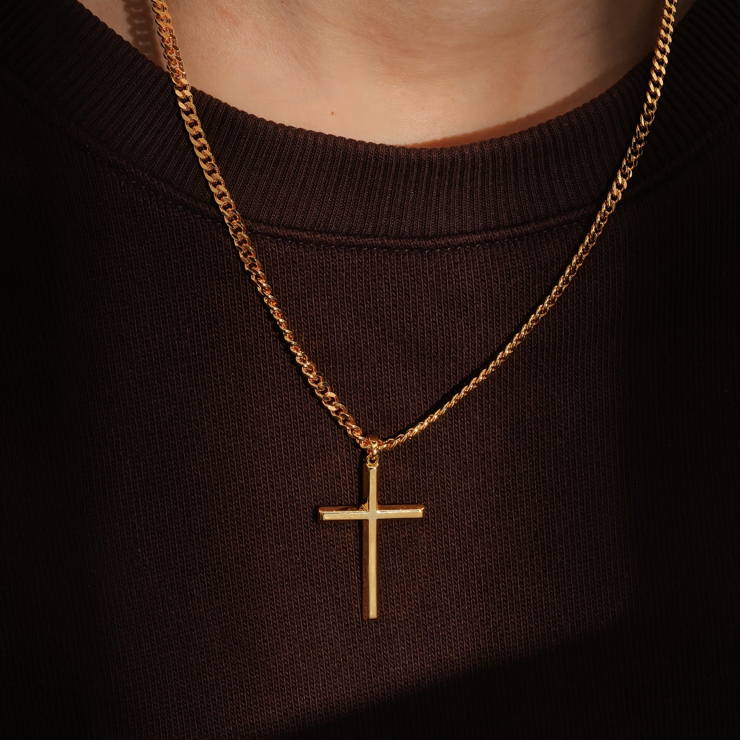 Collana con ciondolo da uomo in argento 925, con croce tridimensionale placcata in oro 18 carati, accompagnata da una robusta catena cubana in argento 925, perfetta come regalo per le feste o la festa del papà, confezionata in una confezione regalo