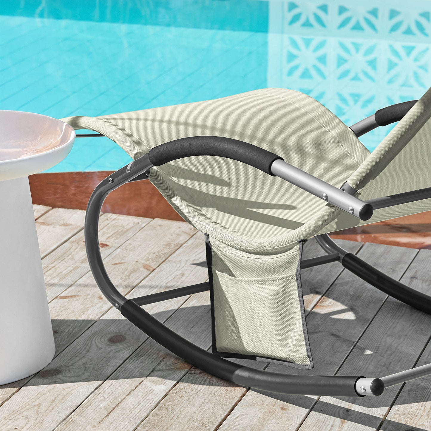 1 Pezzo Lettino Prendisole Lettino da Giardino Sdraio Relax Sedia a Dondolo da Esterno con Cuscino Poggiatesta Superficie Ergonomica Tessuto Resistente agli Agenti Atmosferici Struttura in Metallo Tasca Laterale Portata Massima 150 kg Terrazza Balcone Gia